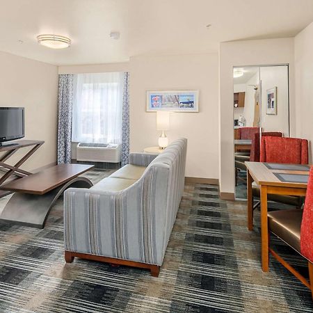 Executive Residency By Best Western Navigator Inn & Suites Everett Exterior photo